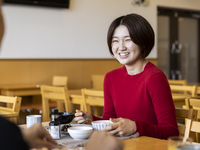 09　明るく開放的なレストランでご朝食をお楽しみください。