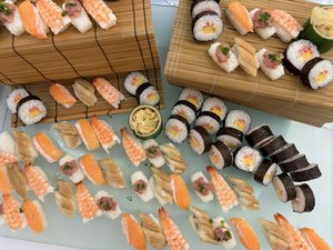 お寿司盛り合わせ