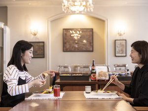 明るく開放的なレストランでご朝食をお楽しみください。