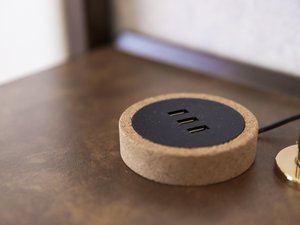 ベッド横に「USBコンセント」を設置しております。